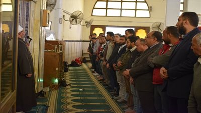 رئيس جامعة حلوان يؤدي صلاة الغائب على أرواح ضحايا قطار محطة مصر