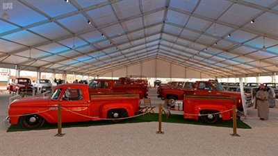 معرض السيارات الأثرية يجذب زوار الفعاليات المصاحبة لمهرجان الملك عبدالعزيز للإبل