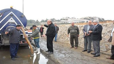 محافظ الجيزة يتابع عمليات شفط مياه الأمطار بالمحاور والطرق الرئيسية