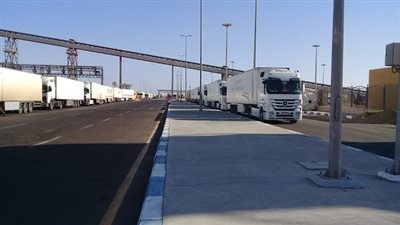 اليوم.. تداول 500 شاحنة بضائع و44 سيارة بموانىء البحر الاحمر 