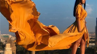 إطلالة جذابة لـ ميرهان حسين أعلى سور منزل بوسط البلد