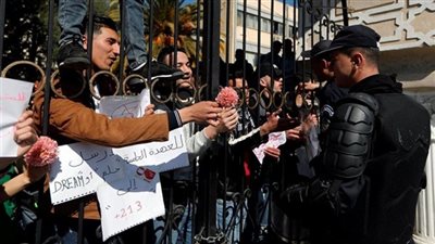 آلاف المتظاهرين يتجمعون بالجزائر تنديداً بالولاية الخامسة لـ