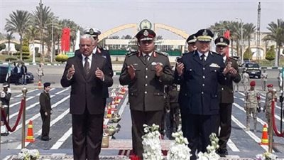 قيادات السويس يضعون أكاليل الزهور على النصب التذكاري للجندي المجهول 