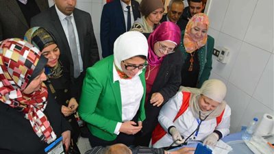 وزيرة الصحة ونائب محافظ الجيزة يتفقدان 