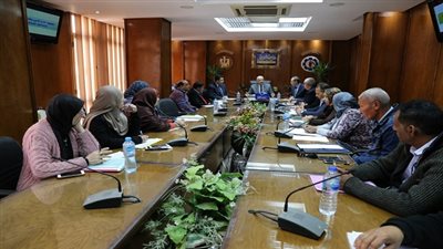 محافظة السويس تبحث تطبيق منظومة النظافة للجمع المنزلي 