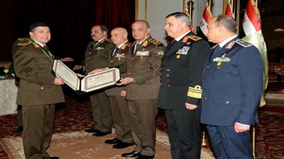الفريق أول محمد زكى يكرم قادة القوات المسلحة المحالين للتقاعد