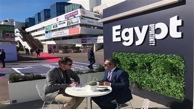 نائب وزير الإسكان يجرى حوارات مع الصحف الأجنبية عن فرص الاستثمار العقارى فى مصر
