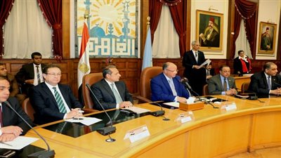 محافظ القاهرة يسلم 20 عقد لملاك شق الثعبان