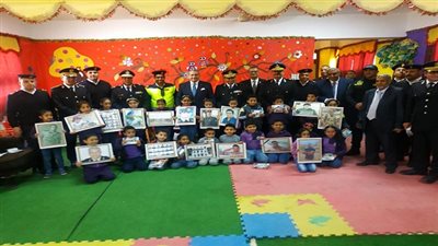 بالصور.. مدير امن السويس يوزع هدايا  الداخلية على تلاميذ مدارس المحافظة 