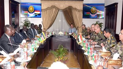 وزير الدفاع يلتقى رئيس اللجنة الوطنية للمرحلة ماقبل الإنتقالية ومستشار رئيس جنوب السودان للشئون الأمنية