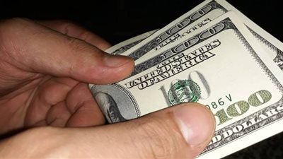 الدولار يتراجع 5 قروش أمام الجنيه خلال تعاملات الأسبوع الماضى