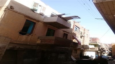 إزالة احد العقارات بأربعين السويس حفاظا على ارواح المواطنين