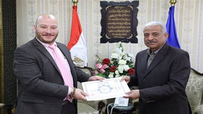 المحافظ يكريم فريق عمل البرنامج الالكتروني لإسكان الشباب بالسويس