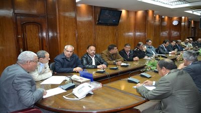 محافظ السويس يعقد اجتماعا لمتابعة أعمال تطوير طريقي