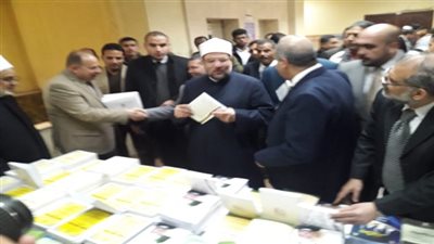رئيس جامعة الأزهر  وأمين عام المجلس الأعلى للشئون الإسلامية يفتتحان معرض كتاب وزارة الأوقاف بالجامعة