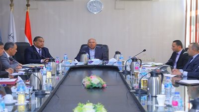 وزير النقل يجتمع مع رئيس وقيادات الهيئة العامة للطرق والكباري لمتابعة الموقف التنفيذي للمشروعات التي يتم تنفيذها