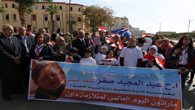 محافظ السويس يشارك طلبة التربية الخاصة في ماراثون اليوم العالمى