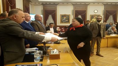 محافظ القاهرة يكرم 5 من الامهات المثاليات من مديرية تعليم القاهرة