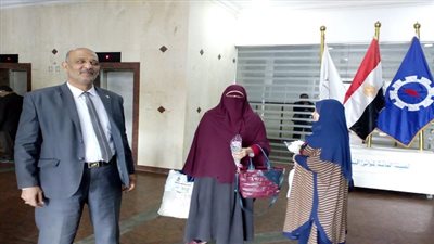 بالصور .. توزيع الورود على الامهات بموانىء البحر الاحمر