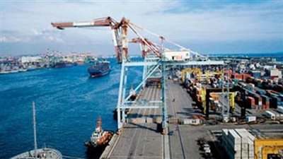 تداول 281 شاحنة بضائع و42 سيارة بموانىء البحر الاحمر