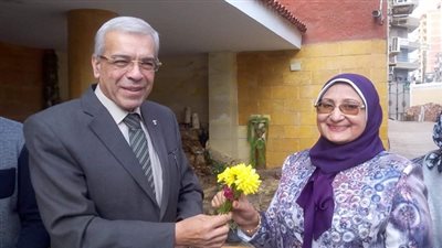 عجلان يقدم باقات الورود للأمهات  بتعليم القليوبية احتفالا بعيد الأم