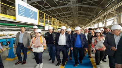  بالصور.. مميش ومحافظ السويس وأعضاء صناعة النواب يتفقدون مصانع العين السخنة