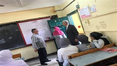 وكيل تعليم القليوبية يتفقد الأمتحان التجريبي الثاني للصف الأول الثانوى بنظام التابلت
