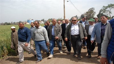 وزير الزراعة يتفقد مزرعة قطاع الإنتاج بمشتهر.. ويوجه بسرعة رفع كفاءة وحدة انتاج البايوجاز بها