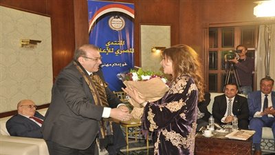 بالصور.. نادية مصطفى تشدو بباقة من اجمل اغانيها بالمنتدى المصرى للاعلام 