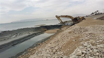 رفع الأشغالات من بورتوفيق ومتابعة انشاء ممشى الكورنيش الجديد