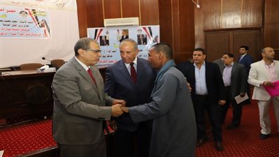 سعفان ومحافظ البحر الأحمر يوزعان 100 شهادة 