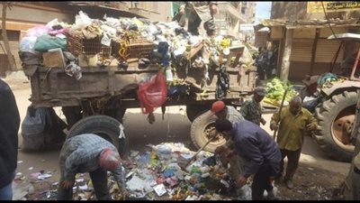 البيئة: رفع تراكم مخلفات من أمام مستشفى ميت غمر بالدقهلية 