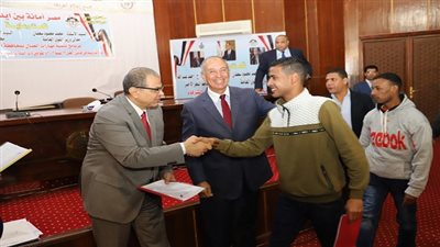 وزير القوي العاملة يسلم 31 عقد عمل لذوى الاحتياجات الخاصة في البحر الأحمر