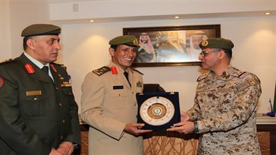 القحطاني يهدي الدرع الفضي للإتحاد العربي للرياضة العسكرية للملحق العسكري السعودي وأمين عام اللجنة الأولمبية الأردنية    