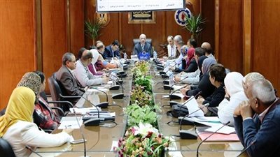 محافظ السويس يقرر صرف مكافأة مالية لهؤلاء تشجيعا لهم