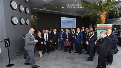 الوفد المرافق للرئيس البلغارى يزور مركز خدمات المستثمرين