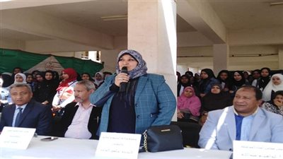 مدير تعليم السويس تفتتح معرض للملابس الجاهزة بالسادات الصناعية بنات