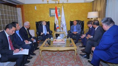 وزير النقل يتابع توريد 1300 عربة سكة حديد