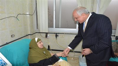 محافظ الجيزة يقدم مساعدات مالية الي 60 مريضا بمستشفى أمبابة