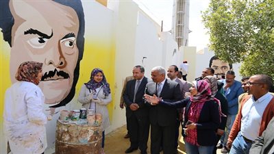 بالصور .. المحافظ ورئيس جامعة السويس يتفقدان اللوحات الفنية الجمالية بحديقة السوايسة