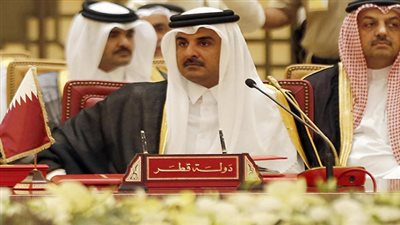 أمير قطر يغادر القمة العربية قبل إلقاء كلمته