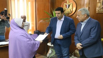 بالصور.. محافظ السويس يسلم عقود تمليك للاهالي واضعي اليد