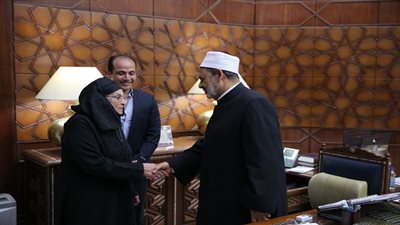 الإمام الأكبر خلال استقباله أرملة الدكتور محمد بن شريفة: الأدب العربي فقد برحيله واحدًا من أهم رموزه