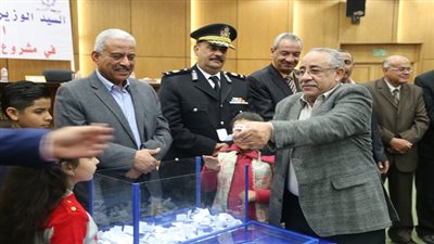 بالصور.. المحافظ  يشهد القرعة العلنية لتوزيع 50 سيارة تاكسى لابناء السويس
