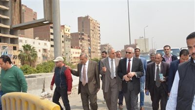 محافظ الجيزة يجازي مسئول النظافة بالهرم وسائق لودر