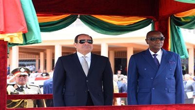 السيسي يزيح الستار عن تمثال عبد الناصر بجامعة الزعيم في كوناكري