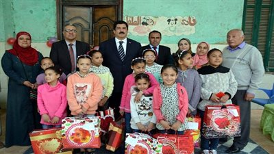 محافظ القليوبية يحتفل مع الايتام بعيد اليتيم ويقدم لهم الهدايا  بمدينة بنها