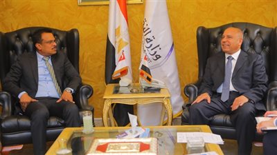 وزير النقل يجتمع بوفدي تاليس والستوم لتسريع تحديث نظم الإشارات