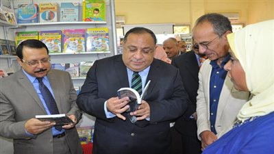 رئيس جامعة حلوان يفتتح معرض الكتاب بكلية الخدمة الإجتماعية جامعة حلوان