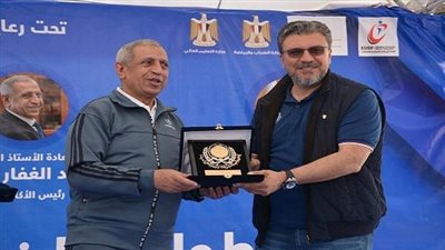 الأكاديمية البحرية تكرم عمرو الليثي في ختام بطولة وطن الرياضية